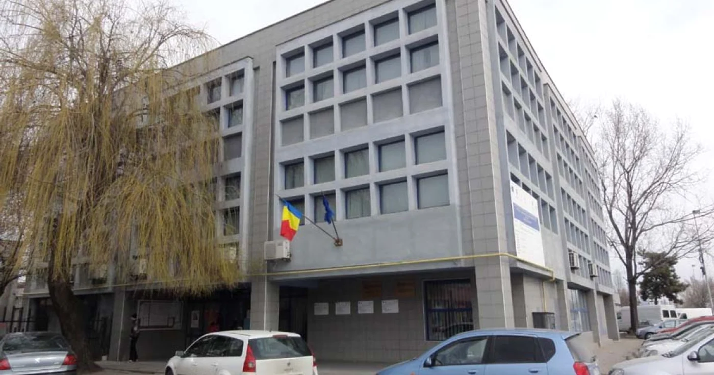 Oltenii interesaţi să muncească "afară" sunt aşteptaţi la sediul AJOFM Olt din Slatina... (FOTO: Adevărul)