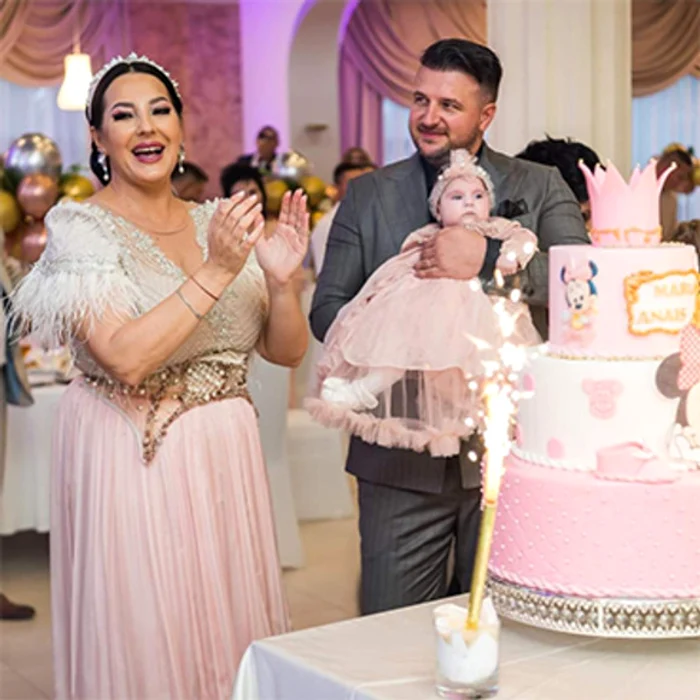 
    Înainte de a pleca în SUA, Angela și Marius au făcut botezul fetiței  