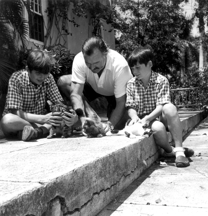 Ernest Hemingway cu fiii Patrick și Gregory în Cuba FOTO Wikipedia
