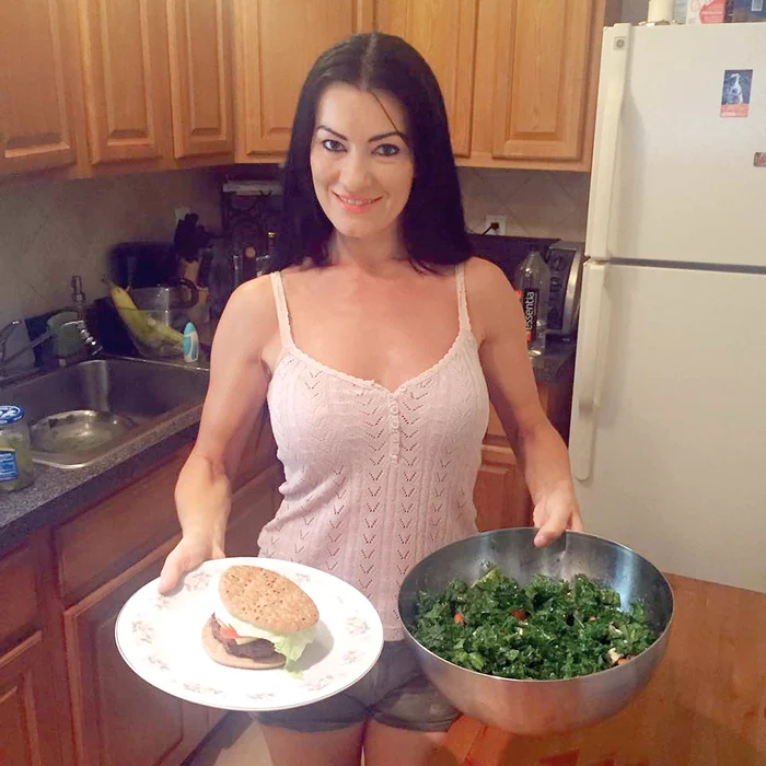 Silvia a gătit o salată cu multe legume şi nişte delicioşi burgeri