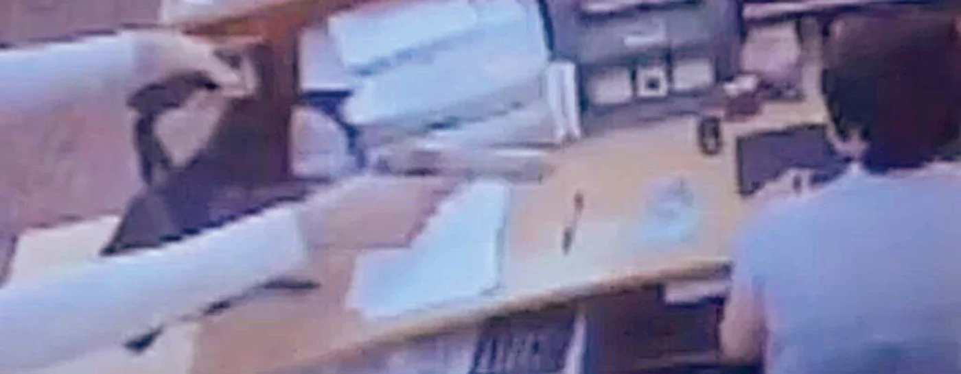 0:28. O ameninţă pe  casieră cu arma