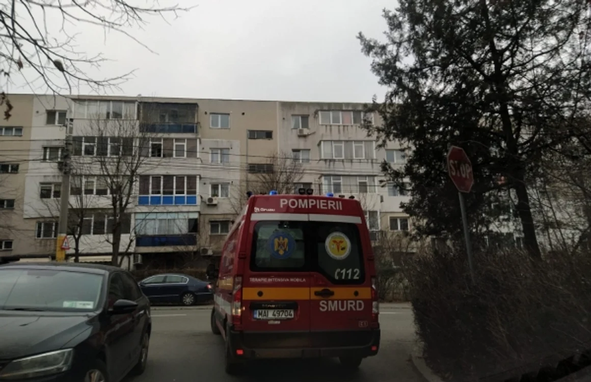 Ambulanta SMURD preia elevul de la Liceul Calinescu din Constanţa