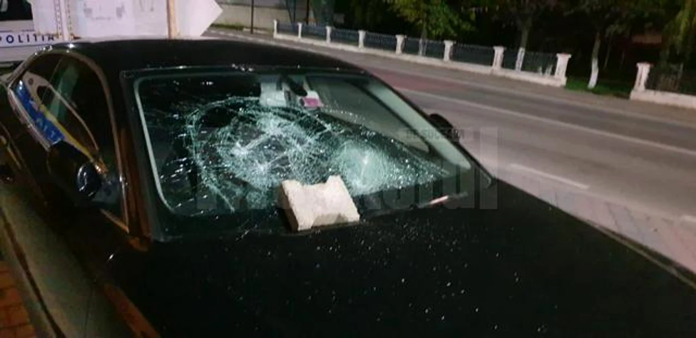Pagubele aduse mașinii polițistei se ridică la 4.000 de leiFoto: monitorulsv.ro