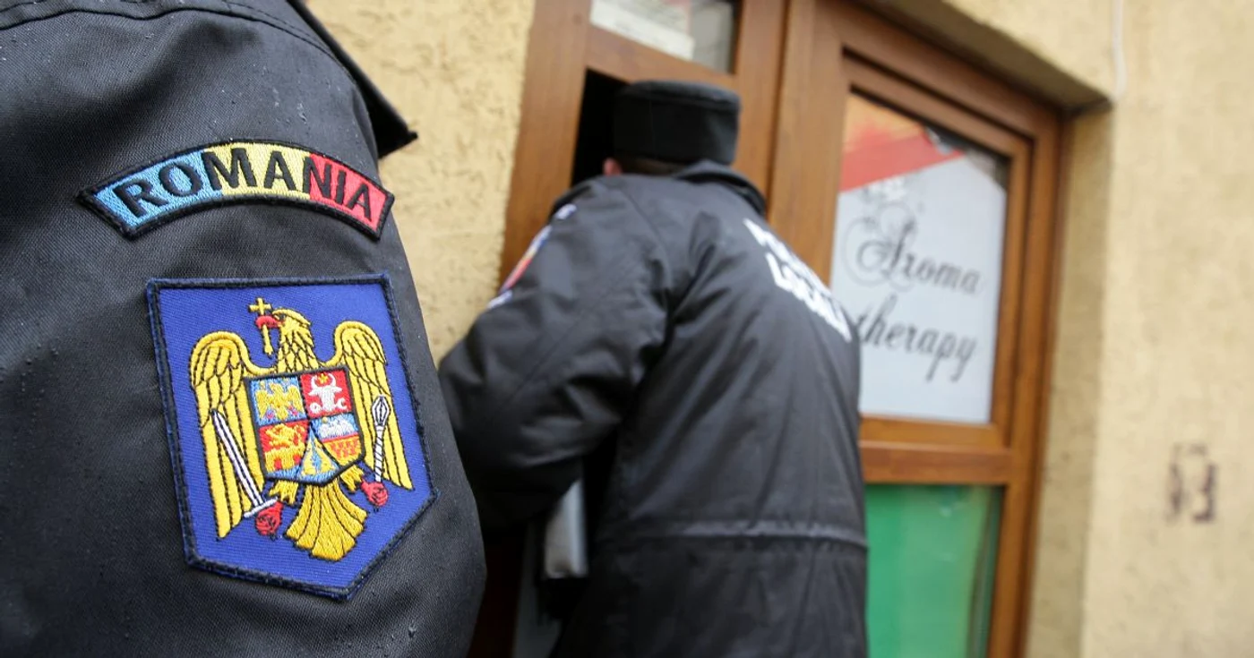 Poliţiştilor comunitari nu le-a fost permis accesul în interiorul magazinului. FOTO: Caius Raţiu