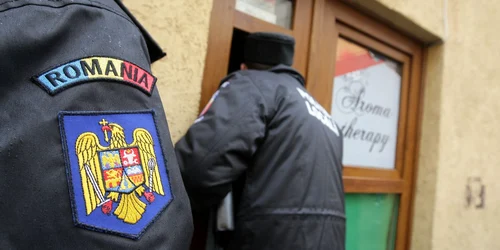 Poliţiştilor comunitari nu le-a fost permis accesul în interiorul magazinului. FOTO: Caius Raţiu