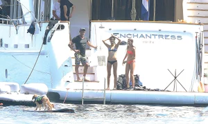 Cu mic cu mare au încercat  să mbie câinele la  scăldătoare! Fără succes jpeg