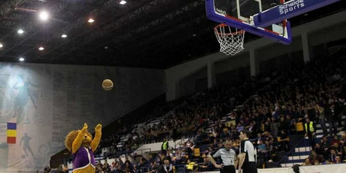 Simpatica mascotă a celor de la BC Timişoara face atmosferă în Sala Olimpia