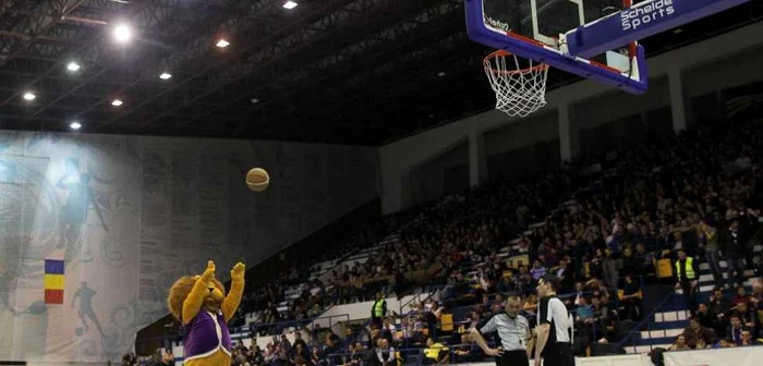 Simpatica mascotă a celor de la BC Timişoara face atmosferă în Sala Olimpia