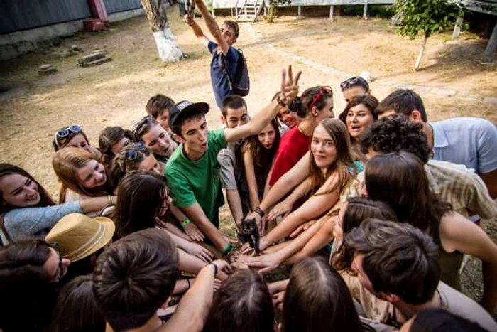 O parte din echipa de voluntari care a organizat ediţia din acest an a festivalului Filmul de Piatra FOTO Facebook