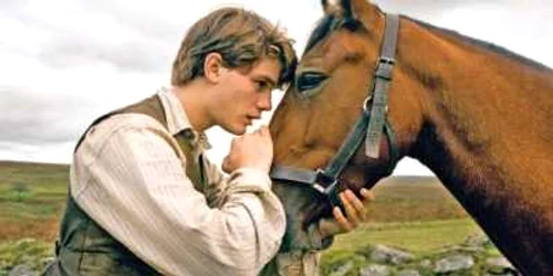 Jeremy Irvine, în rolul tânărului îndrăgostit de calul său