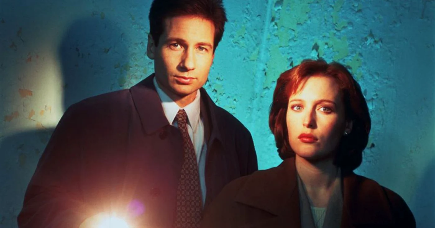 Agenţii
FBI Fox Mulder (David Duchovny) şi Dana Scully (Gillian Anderson)
primeau sarcina de a investiga aşa-numitele „Dosare X“ sau
cazuri nerezolvate care implică prezenţa unor fenomene paranormale
FOTO Facebook