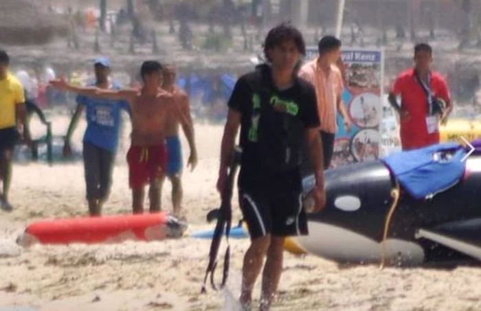 Selfeddine Rezgui este surprins în timp ce îşi croieşte drum pe plaja hotelului Riu Imperial Marhaba din Sousse, angajaţii hotelului încercând să protejeze turiştii FOTO Sky News