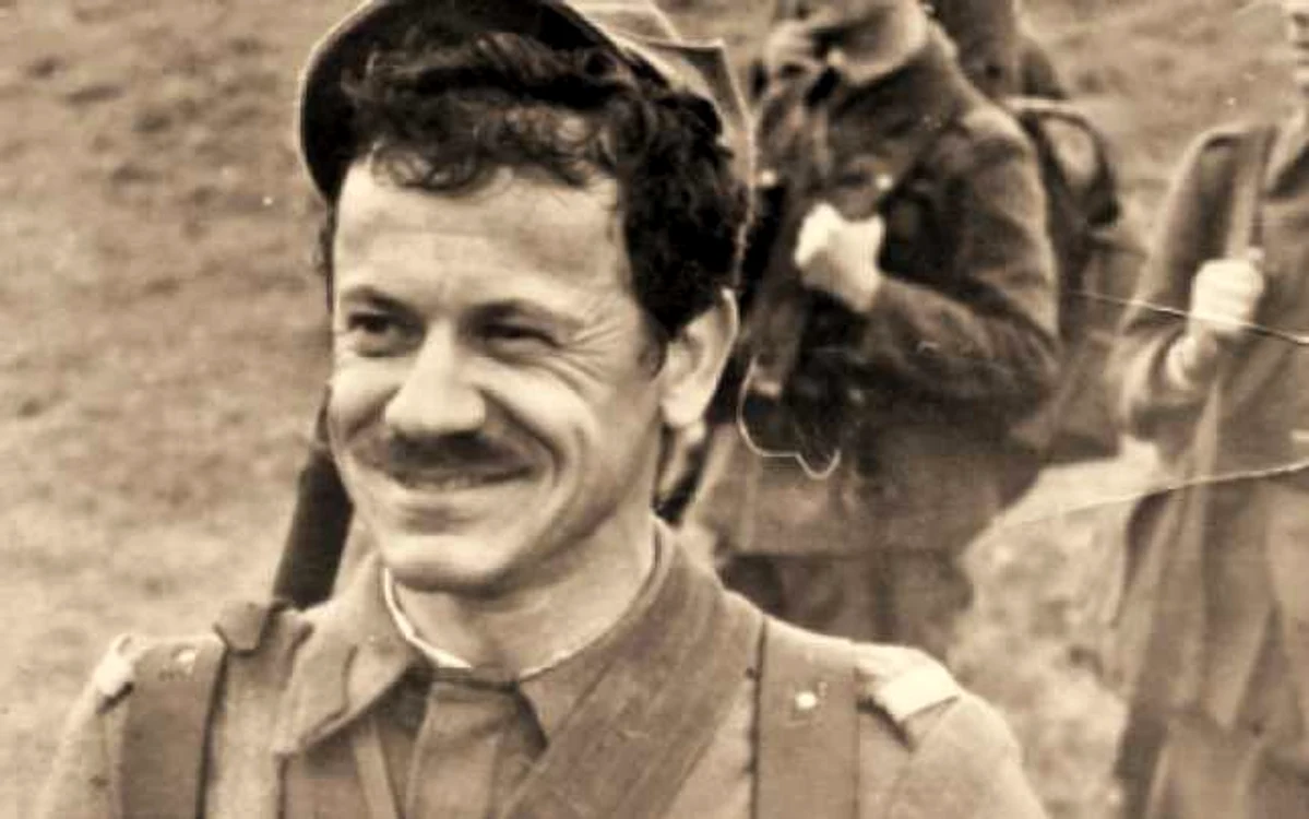 1981 La filmările seria­lului „Lumini şi umbre“, în rolul sergentului Şaptefraţi