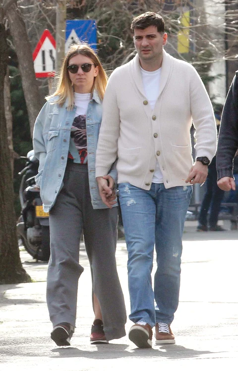 Simona Halep şi Toni Iuruc, în vremea când se puteau plimba fără  mască. Ei formează o pereche din iulie 2019