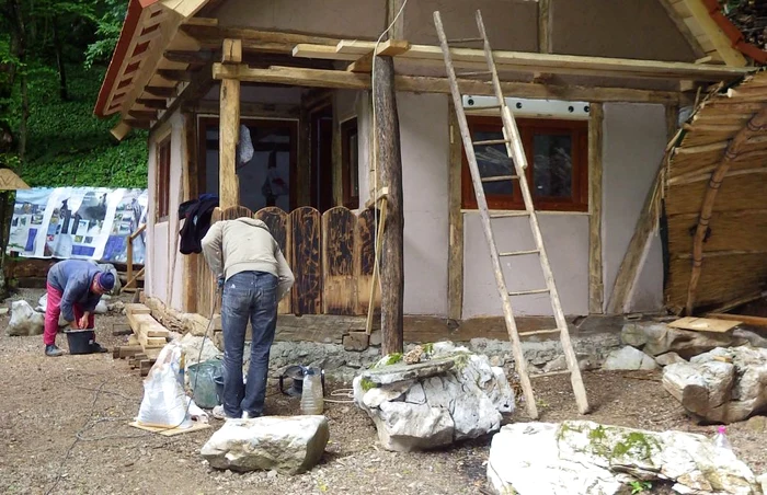 Casa a fost mutata la intrarea in pestera Meziad