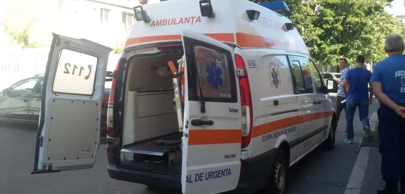 Ambulanţa cu care micuţul a fost adus la spitalul din Galaţi FOTO Oana Cernat