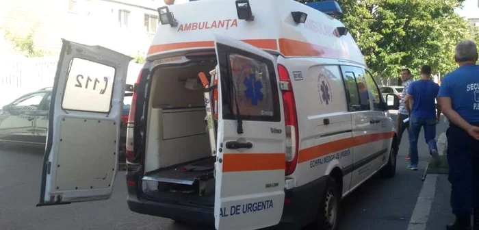 Ambulanţa cu care micuţul a fost adus la spitalul din Galaţi FOTO Oana Cernat