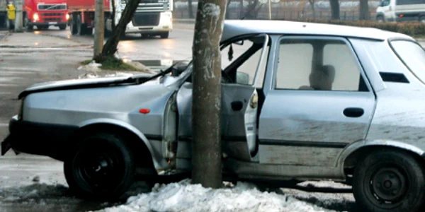 Maşina a rămas încolăcită în jurul stâlpului