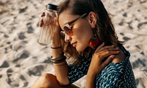 Canicula, caldura, femeie la plaja FOTO Shutterstock