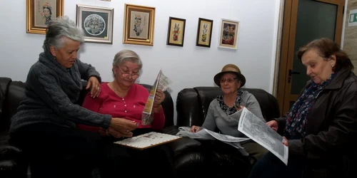 În fiecare zi de joi, membrii clubului de goblen se întâlnesc pentru a discuta