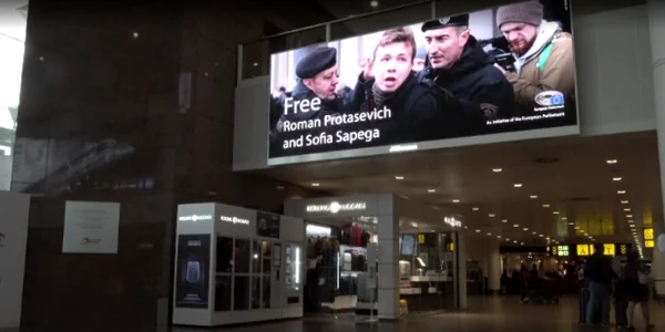 Parlamentul European a propus difuzarea de imagini cu arestarea diisentului belarus Roman Protasevici pe aeroporturile din UE FOTO captură via G4 Media