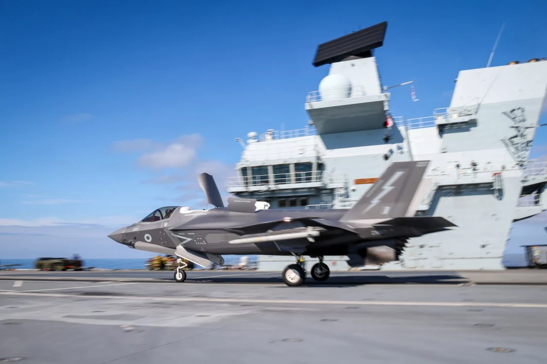 Avionul F 35  decolează de pe portavin/FOTO:X