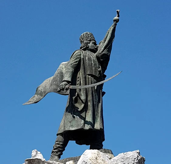 Cea mai veche statuie a lui Tudor Vladimirescu din țară este în Târgu Jiu Foto: ISCODIRI