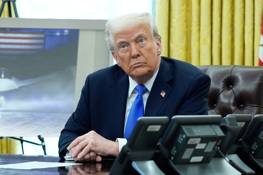 Trump amenință că îi va deporta în El Salvador pe „teroriștii” care incendiază mașini Tesla