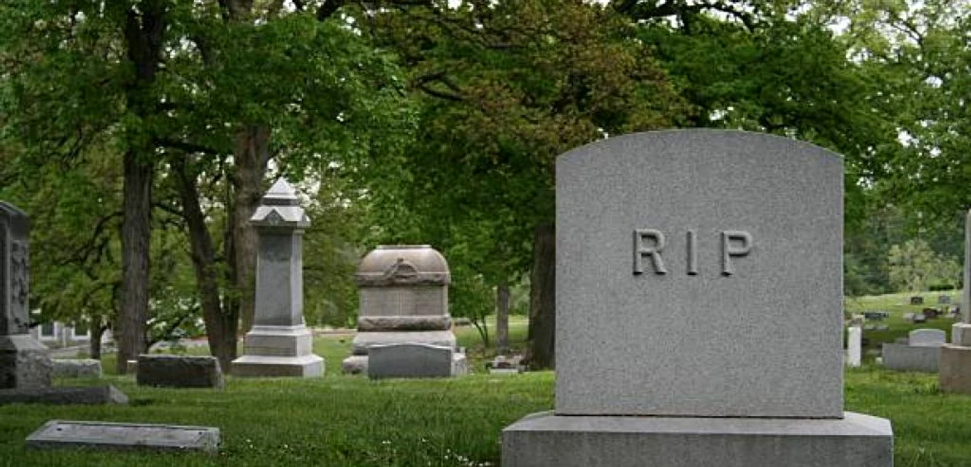 Pietrele funerare din cimitire sunt inscripţionate cu acest acronimFOTO www.istockphoto.com