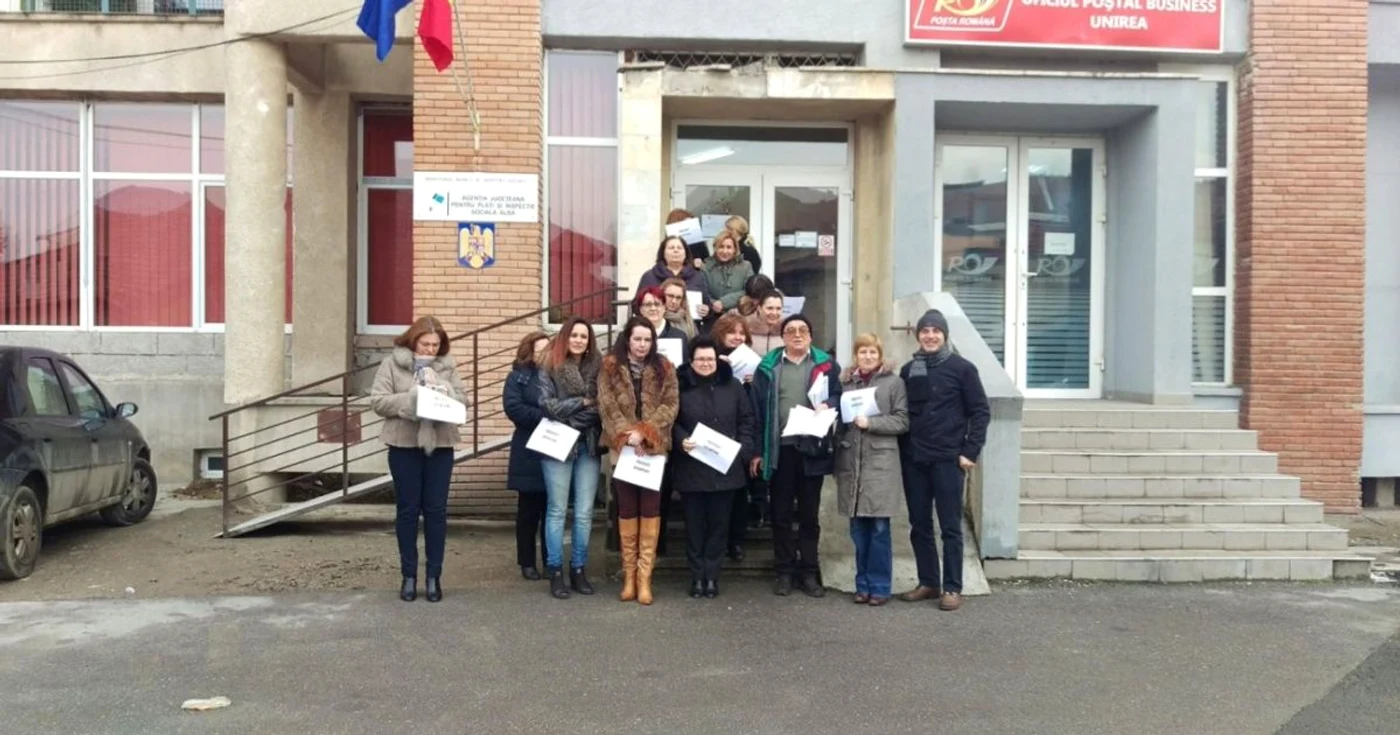 Funcţionarii de la AJPIS Alba au protestat în faţa instituţiei