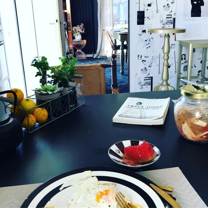 Mihaela are o bucătărie modernă, la fel ca toate camerele vilei în care locuieşte