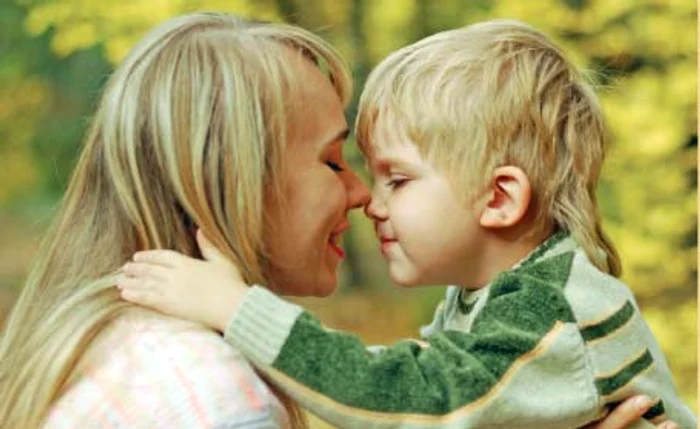 Mamele care-şi regăsesc copiii le oferă cât mai multă afecţiune Foto: shutterstock