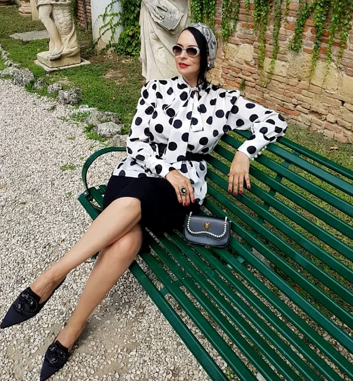 Papucii din satin ai Andreei Marin pot fi achiziţionaţi contra sumei de 300 de euro