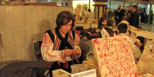 Meşterii populari au confecţionat mărţişoarele pe loc FOTO