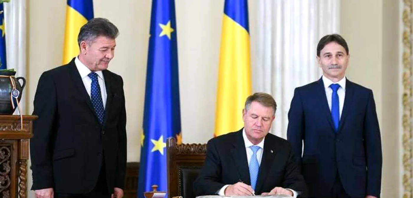 Klaus Iohannis a semnat în prezenţa primarului Mircea Hava şi a preşedintelui CJ Alba, Ion Dumitrel