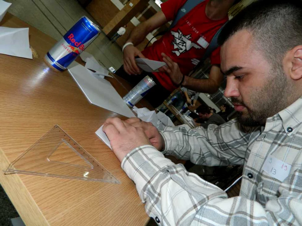 Calicările pe Bucureşti "Red Bull Paper Wings" pentru Campionatul Mondial de avioane din hârtie FOTO: Florin Marin