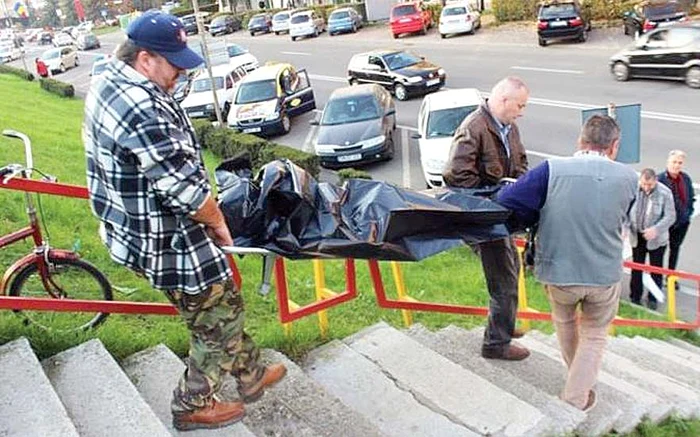 Cadavrul femeii a fost găsit luni, la ora 14.00, şi dus la IML