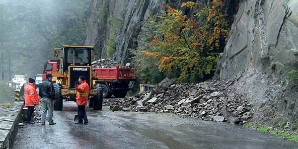 Transfăgărăşanul a fost blocat câteva ore din cauza unei alunecări de teren