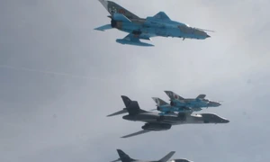 Două bombardiere strategice americane antrenamente comune deasupra României cu avioane ale Forţelor Aeriene Române FOTO MApN