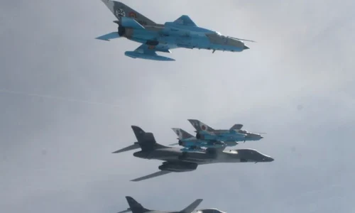 Două bombardiere strategice americane antrenamente comune deasupra României cu avioane ale Forţelor Aeriene Române FOTO MApN