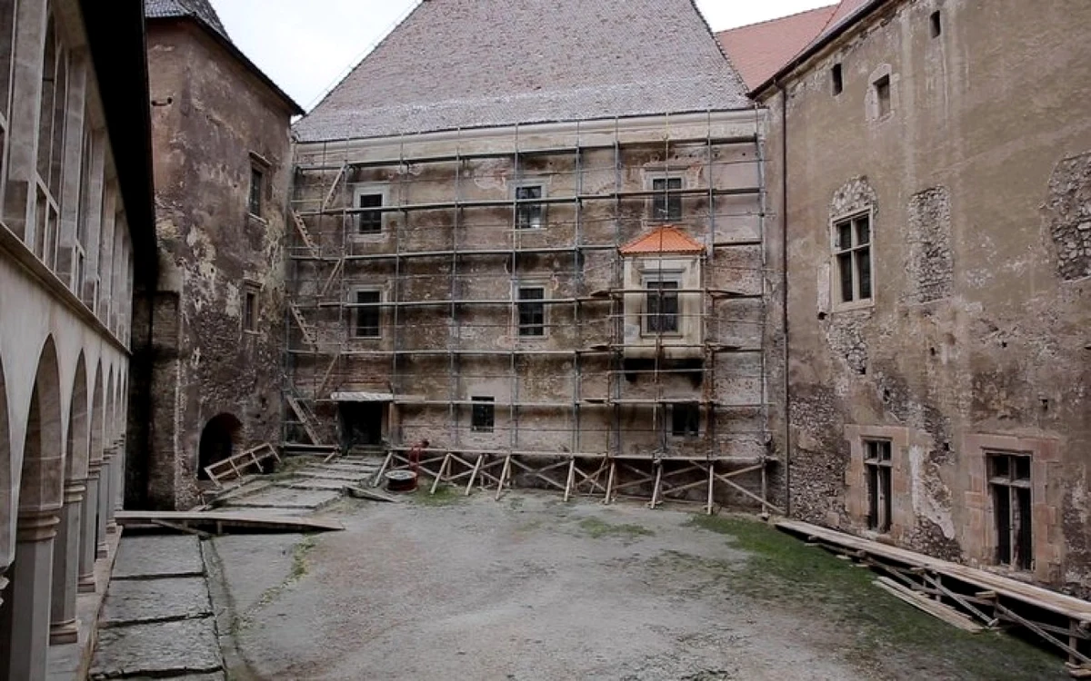 Curtea interioară a Castelului Corvinilor. Foto: Muzeul Castelului Corvinilor.