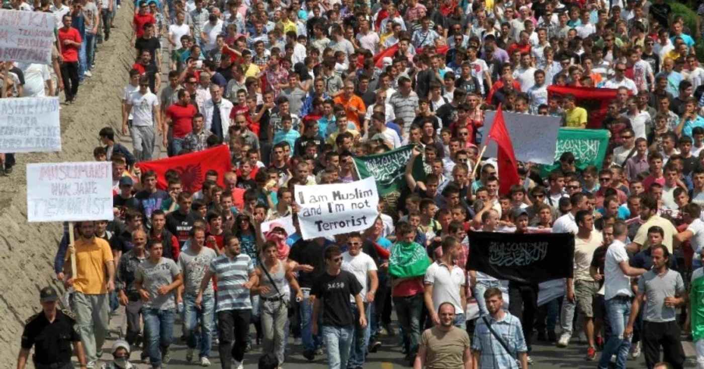 Protestul albanezilor din Macedonia, în mai 2012. Participanţii la manifestaţie au scris pe pancarte: „I'm Muslim, I'm not terrorist” (Sunt musulman, nu terorist). În schimb, au fost şi protestatari care fluturau steagul saudit sau steagul negru al jihadului