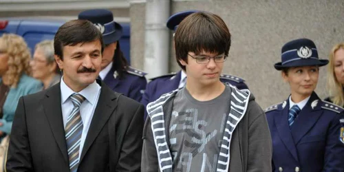 Profesorul Constantin Gălăţan şi Rareş Buhai, olimpicul pregătit de el,în prima zi de şcoală, la Bistriţa