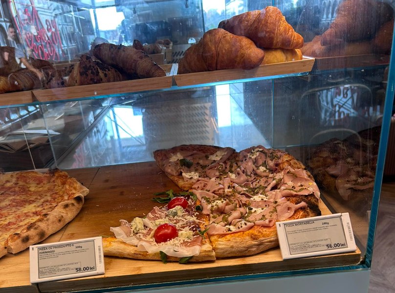 Tot mai mulți români se plâng de prețurile exorbitante din Aeroportul Otopeni: „24 de euro două sandwich-uri obosite”