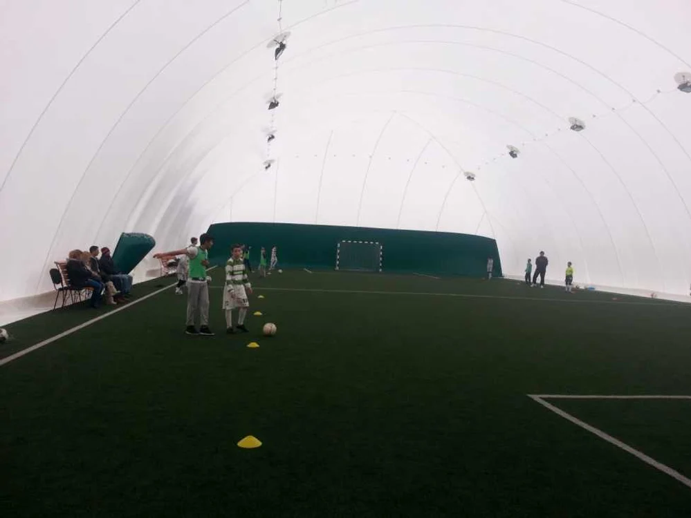 Terenul de fotbal de la ştrand a fost acoperit luna trecută.