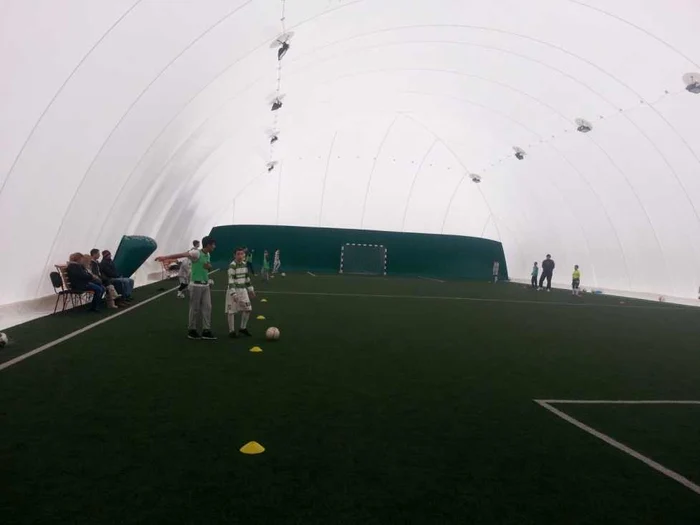 Terenul de fotbal de la ştrand a fost acoperit luna trecută.