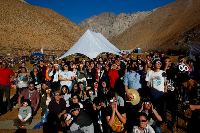 Nenumăraţi turişti au privit cum s eîntunecă cerul