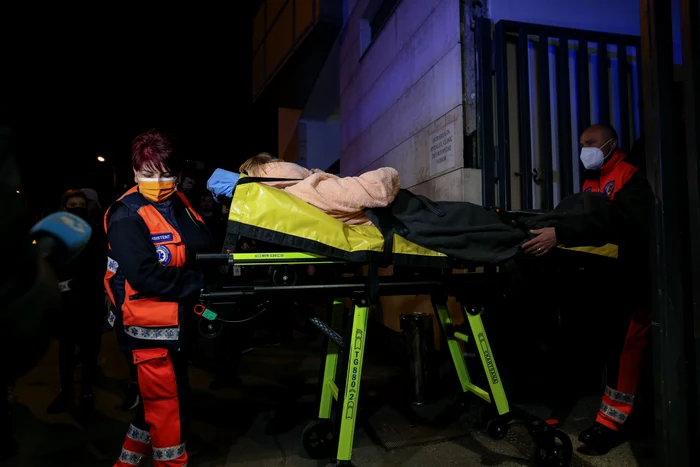 Mai mulți pacienți au fost evacuați pe targă sau în cărucioare, vineri searăFoto: Inquam Photos