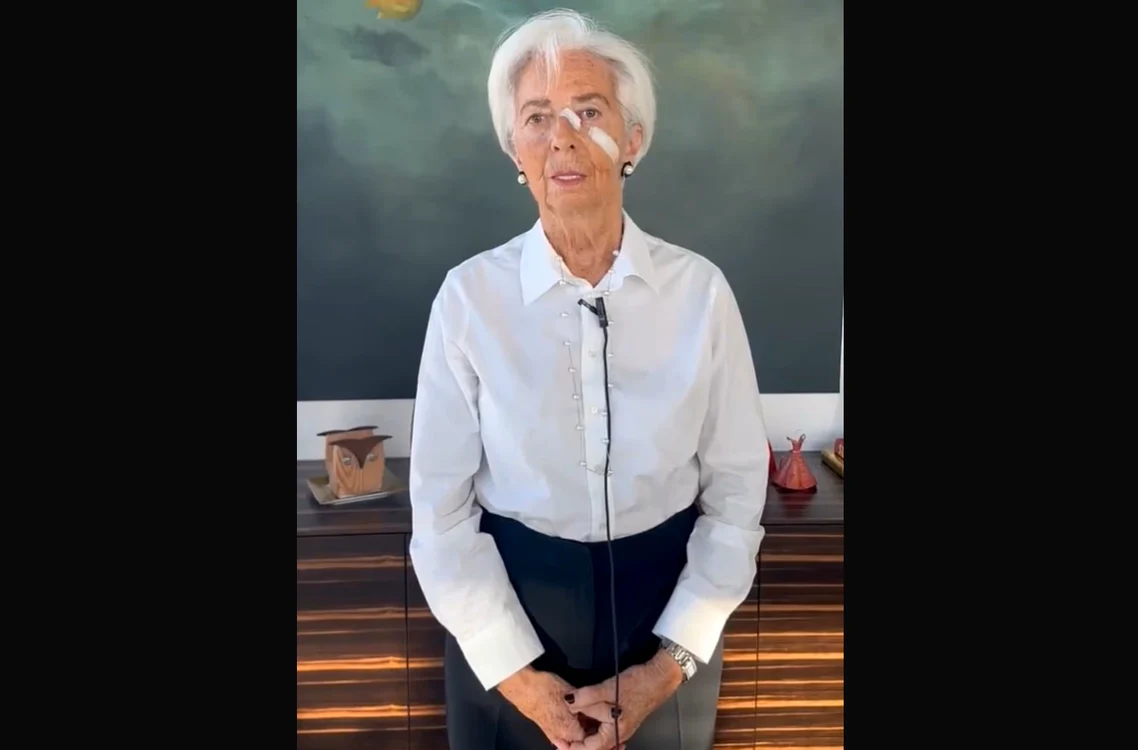 Lagarde a explicat că plasturii sunt consecința unei mici intervenții chirurgicale.