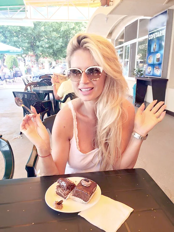 Andreea şi-a cumpărat o  porţie dublă  de amandine,  la Eforie Sud